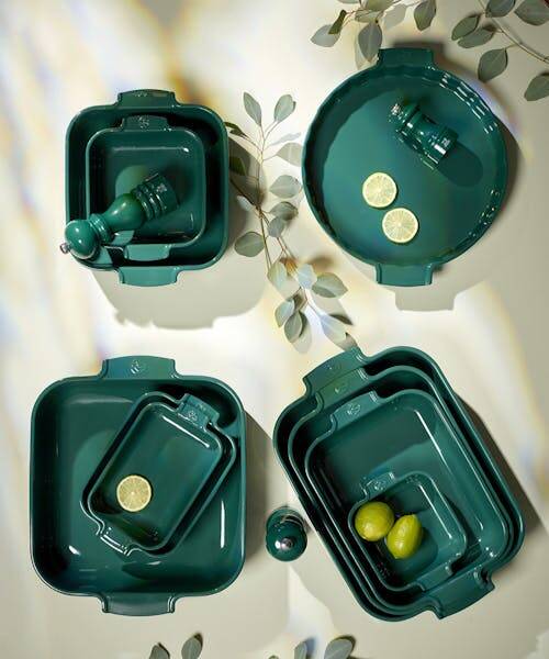 Photo de plats en céramique, moulins à poivre et salières fabriqués en France par Peugeot Saveurs.