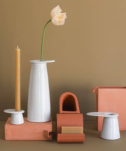 Collection de produits français de Bleu Comète : bougeoir, vase, carafes et porte-savon.