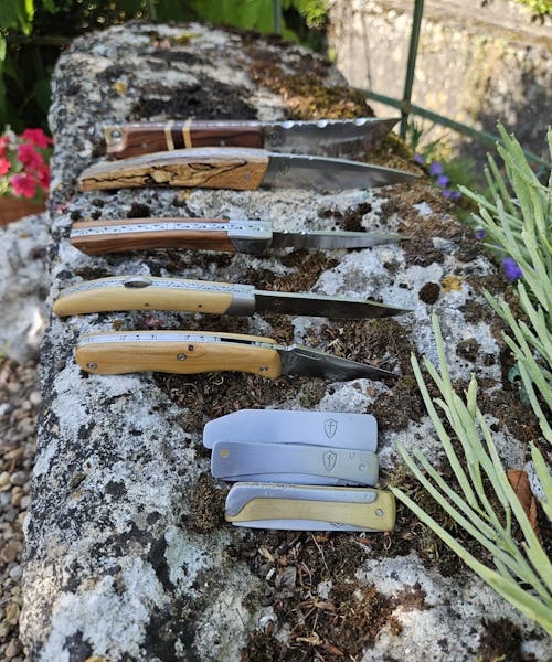 Collections de couteaux artisanaux fabriqués en France par Feu Fer & Forge.