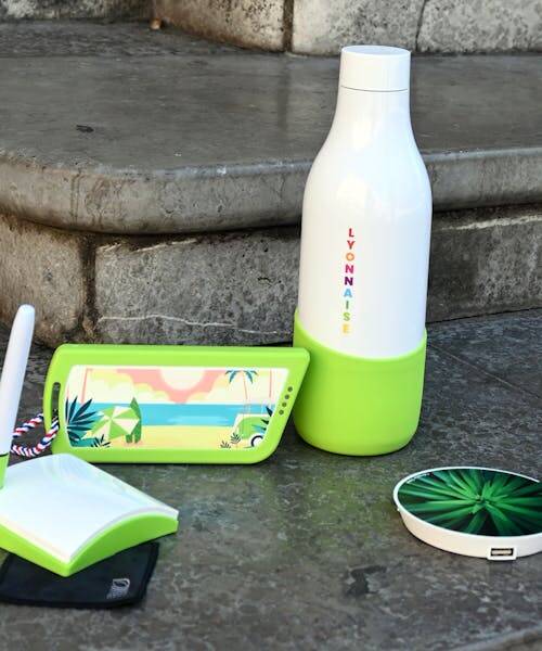 Collection de goodies personnalisables et fabriqués en France par Green Desk : gourde,  pense-bête réutilisable, batterie externe, chargeur à induction.