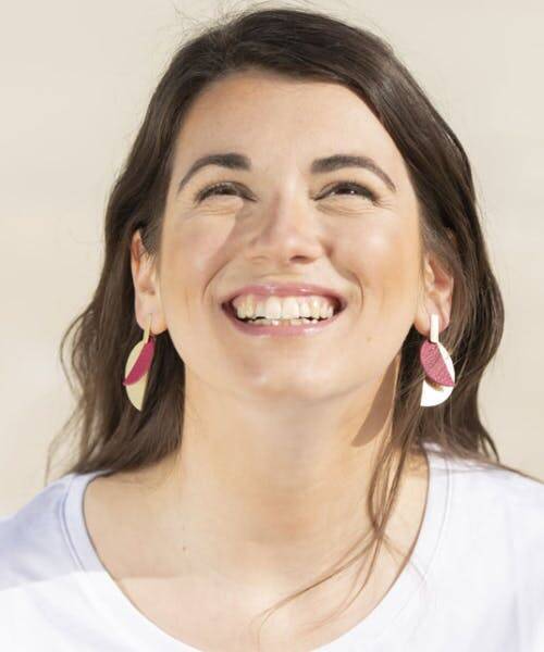 Femme portant des boucles d'oreilles en cuir fabriquées en France par Carole & Co.