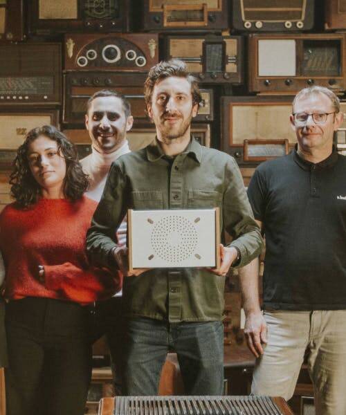 Photo de l'équipe A.bsolument avec le fondateur entrain de porter l'enceinte française PRODIGE.