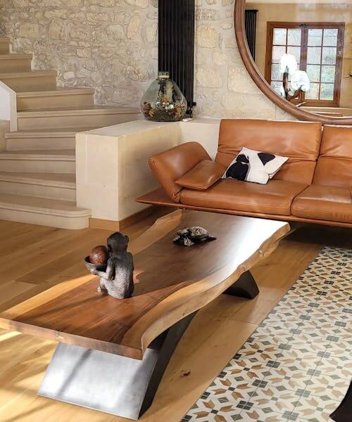 Photo de la table basse en noyer et acier fabriquée  en France par Micheli Design.