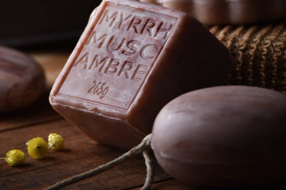 Savon solide en cube et un savon à corde de parfum Musc, Myrrhe et Ambre fabriqués en France par Maître Savonitto.