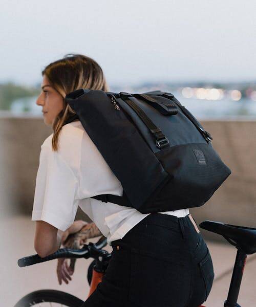 Cycliste portant un sac à dos Moon Rise Pro fabriqué en France par Ratio.