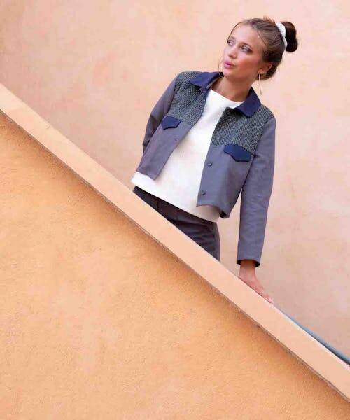 Femme portant la veste Dynamique grise fabriquée en France par Amande C.