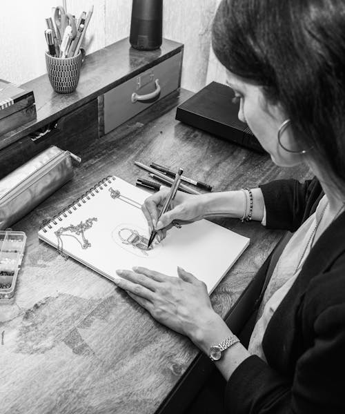 Photo de la fondatrice de la marque française Phyllo en train de dessiner un nouveau modèle de bijoux français.