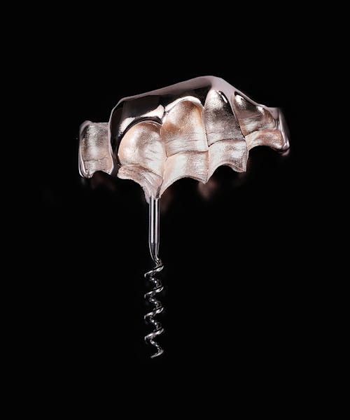 Ouvre-vin d'exception fabriqué en bronze avec l'empreinte d'une main par Forest & Audiard.