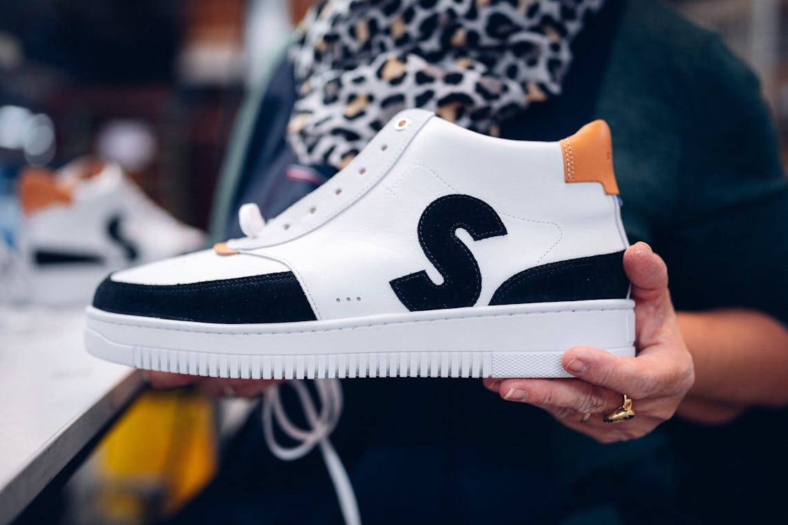 Basket fabriquées en France par Sessile prise dans son atelier de fabrication.
