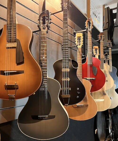 Guitares acoustiques et guitares électriques fabriquées en France par Fred Kopo.