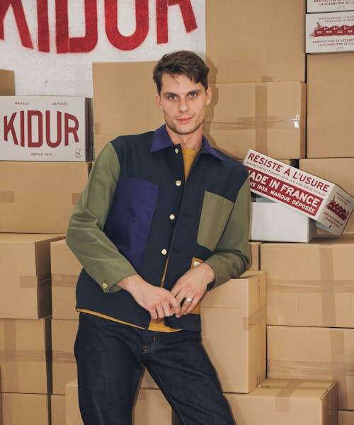 Homme portant une veste de travail patchworker et un jean fabriqués en France par Kidur.