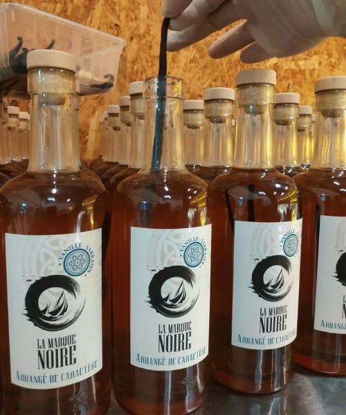 bouteilles de rhums arrangées fabriqués par La Marque Noire