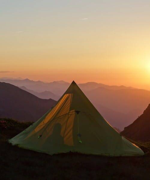 Tente Scaramus Quartet sous un couché de soleil, fabriquée en France par Tipik.