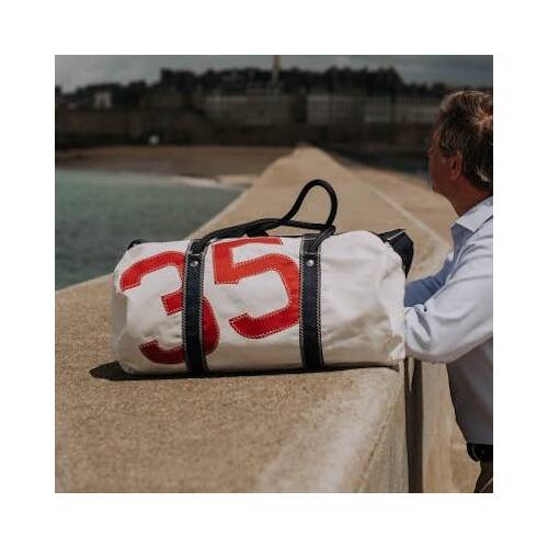 Sac de voyage en voile, blanc avec numéro rouge, de face sac de voyage en voile fabriqué par Vente de Voyage.