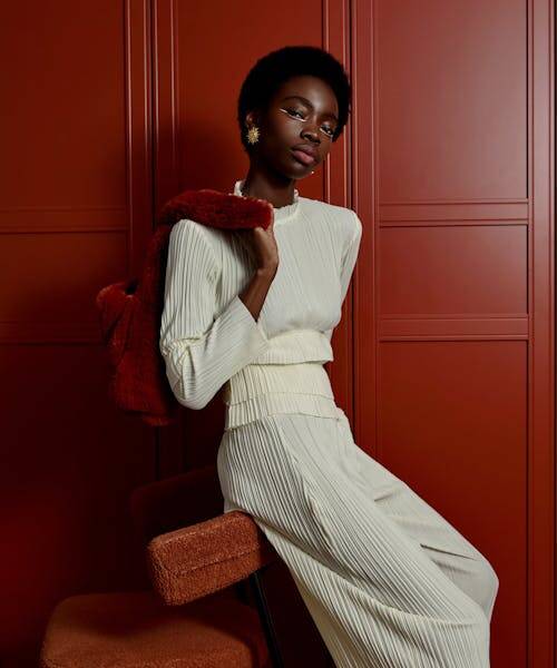 Femme portant un haut et un pantalon blanc en plissé fabriqués en France par la marque Cipango.