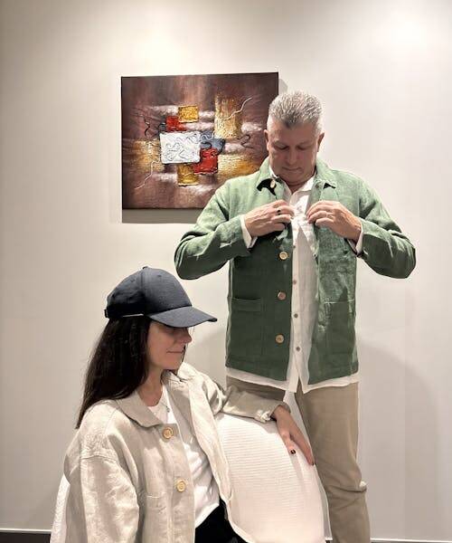 Couple portant des chemises, une casquette et pantalons en fin fabriqués en France par Lin de France. 