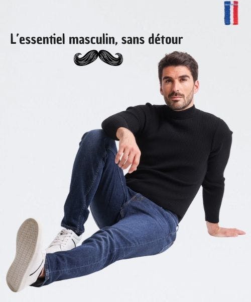 Homme portant un pull noir fabriqué en France par Monsieur Solfin.