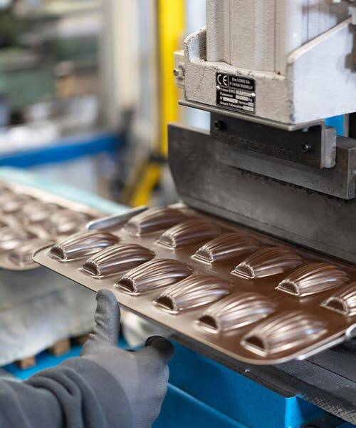 Machine en train de fabriquer en France un moule à madeleine de la marque Gobel.