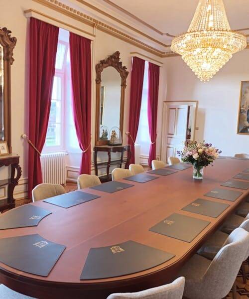 Photo d'une table de réunion avec les sous-mains en cuir fabriqués en France par la marque LAVOISIER.