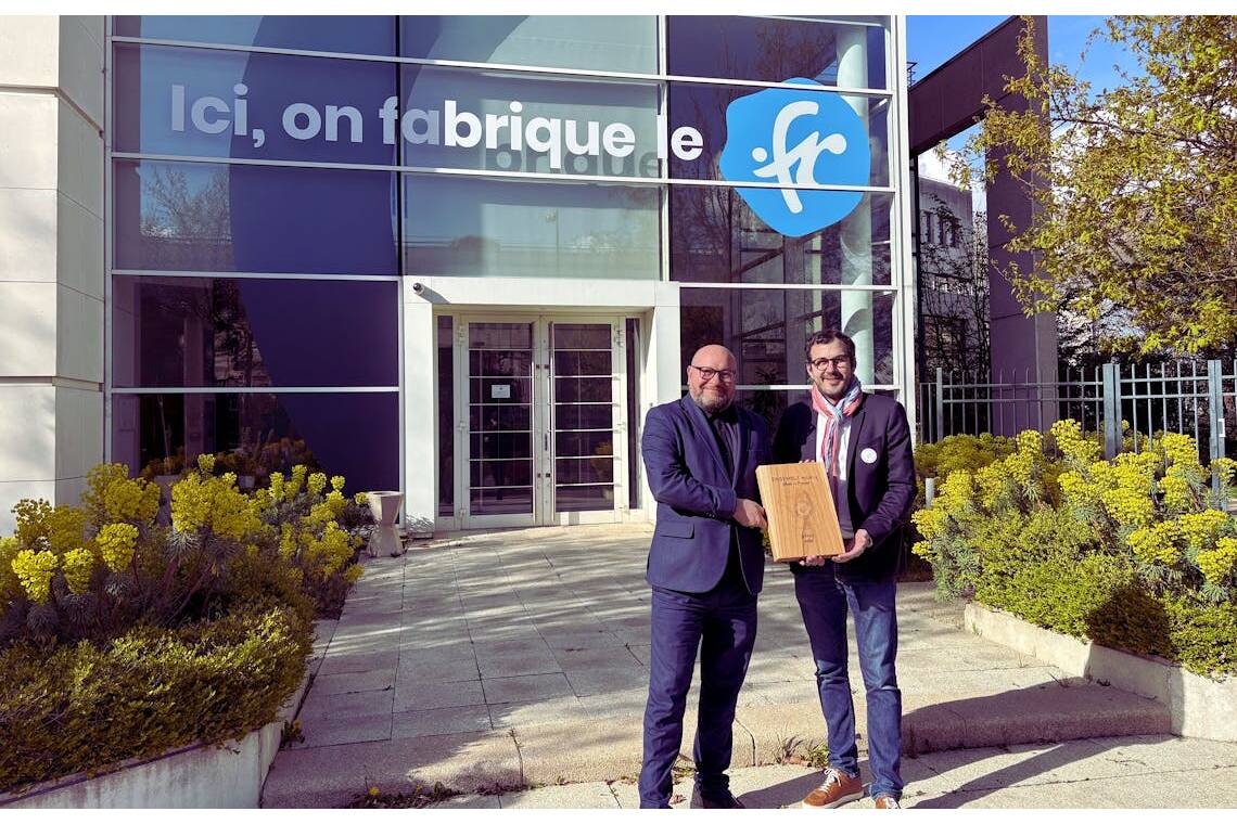 Pierre Bonis (Directeur général de l'Afnic) et Olivier Paccalin (président du Site du Made in France) lors de l'officialisation du parrainage. devant le siège de l'Afnic.