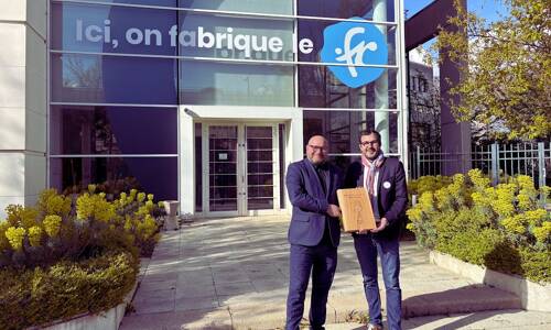 Pierre Bonis (Directeur général de l'Afnic) et Olivier Paccalin (président du Site du Made in France) lors de l'officialisation du parrainage. devant le siège de l'Afnic.