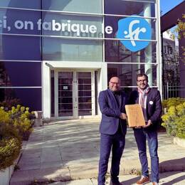 Pierre Bonis (Directeur général de l'Afnic) et Olivier Paccalin (président du Site du Made in France) lors de l'officialisation du parrainage. devant le siège de l'Afnic.