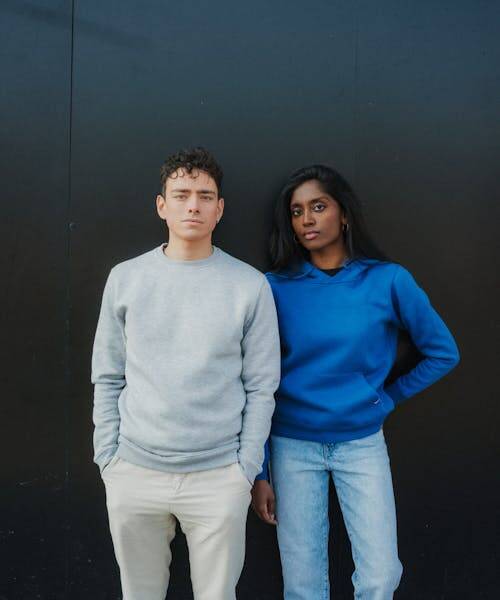 Couple portant des vêtements fabriqués en France par NAVIR.