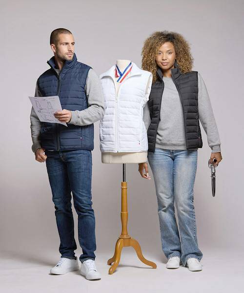 MUSTAGHATA® - couple portant des doudounes fabriquées en France.