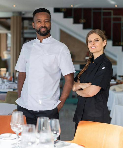 Manelli - équipiers de cuisine portant des vêtements professionnels fabriqués en France par Manelli.