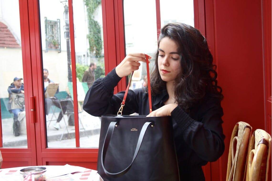 Les pochettes et sacs d’Atelier Baltus sont conçus pour diminuer le stress de votre vie quotidienne, grâce à un système ingénieux de liens. 