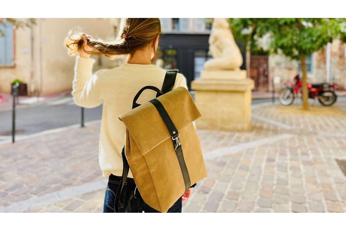Sac à dos beige upcyclé et made in France de la marque Saint Lazare