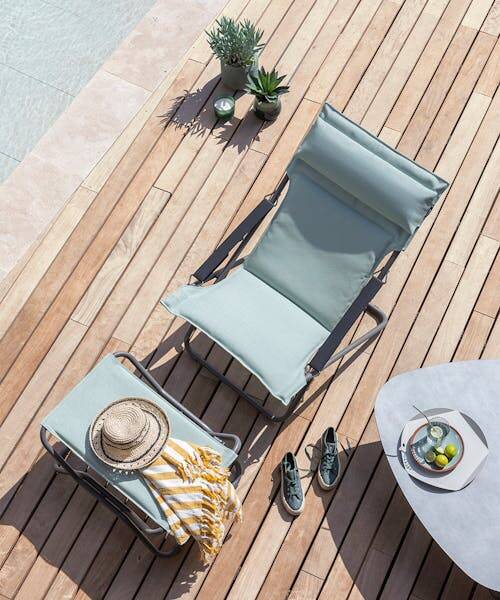 Transat et repose-pieds bleu de la collection Bayanne fabriqué en France par Lafuma Mobilier.