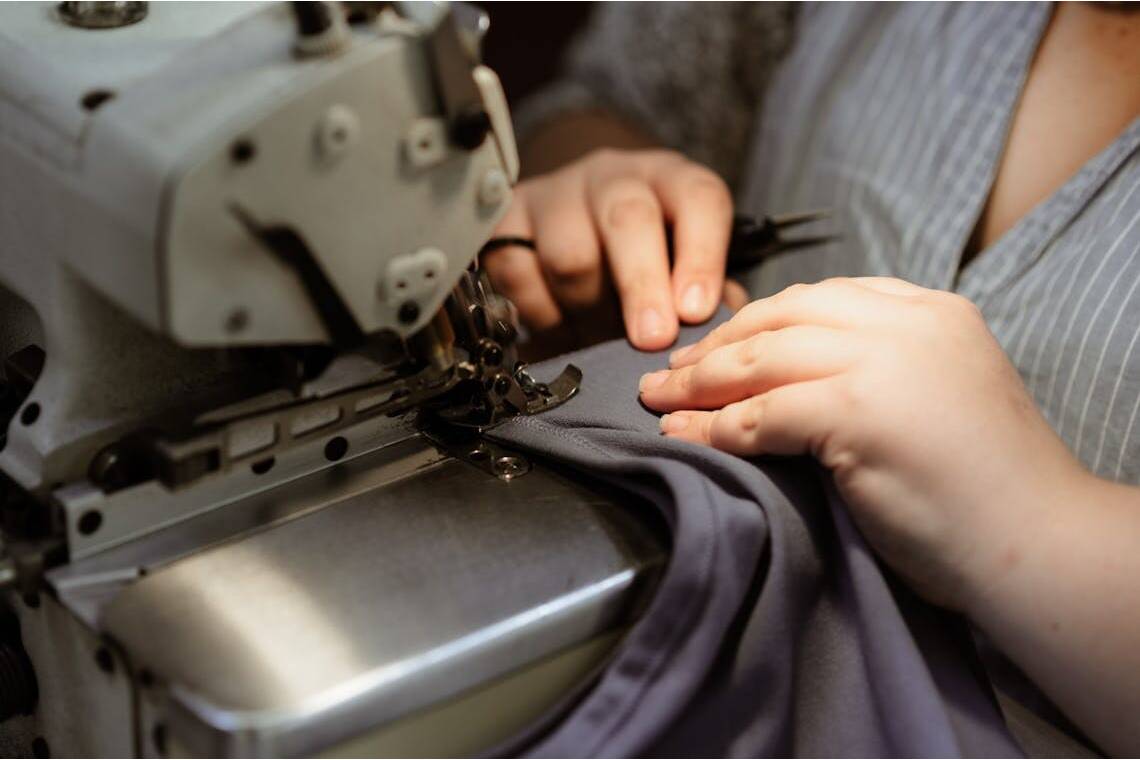 Assemblage d'un T-shirt Made in France dans les ateliers de Lemahieu.