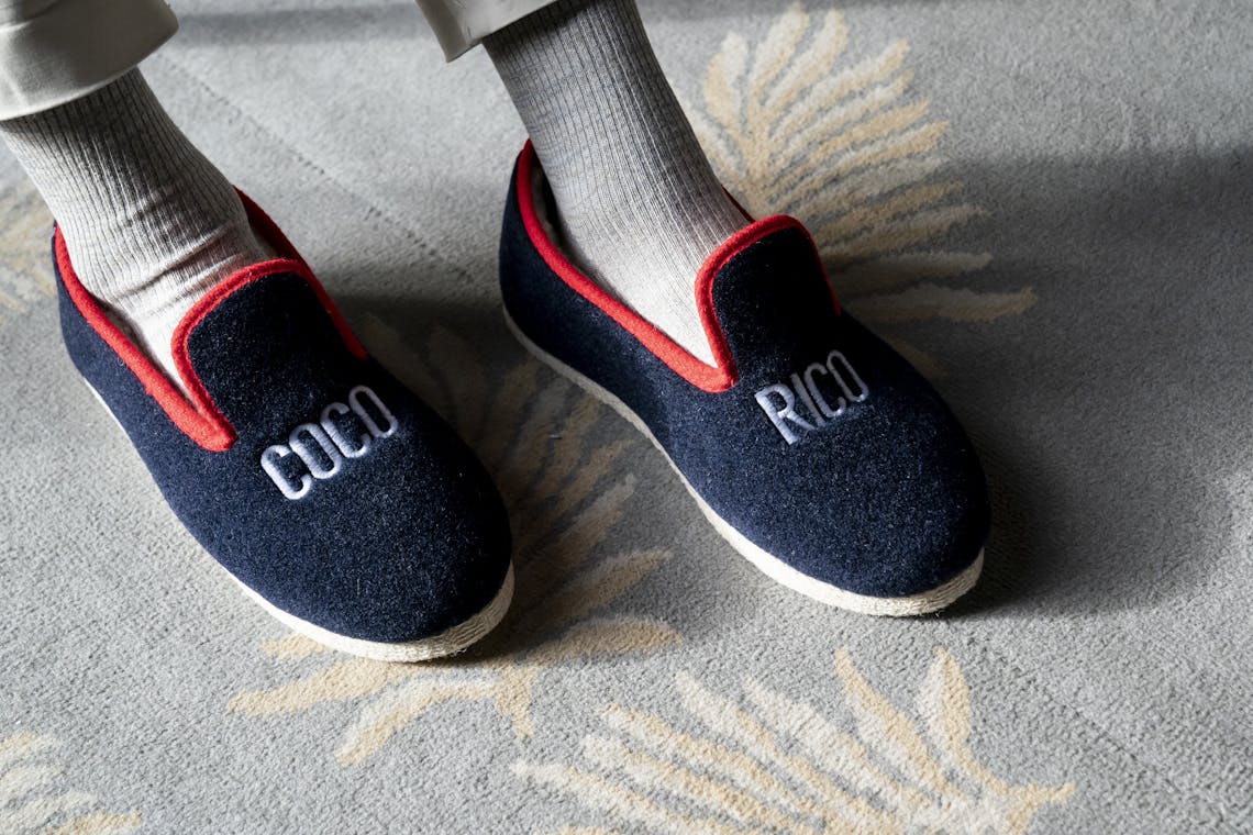 Les pantoufles charentaises du modèle Cocorico fabriquées en France par Chausse Mouton. Photo prise pour la boutique de l'Elysée.