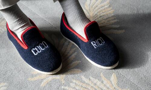 Les pantoufles charentaises du modèle Cocorico fabriquées en France par Chausse Mouton. Photo prise pour la boutique de l'Elysée.