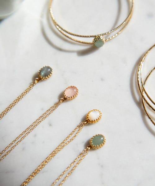 un bijoux en or fabriquer à la main