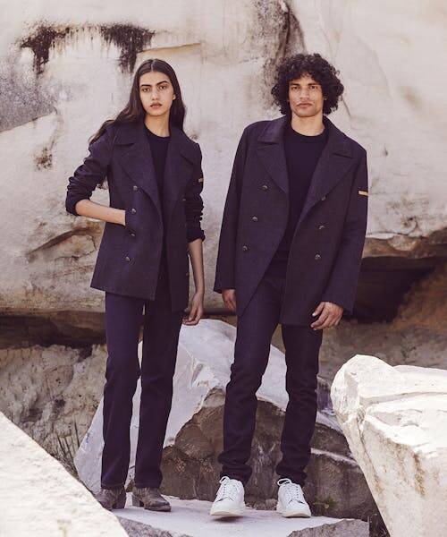 Couple portant des manteaux et pantalons  jean bleus fabriqués en France à Florac dans les Cévennes (Occitanie).