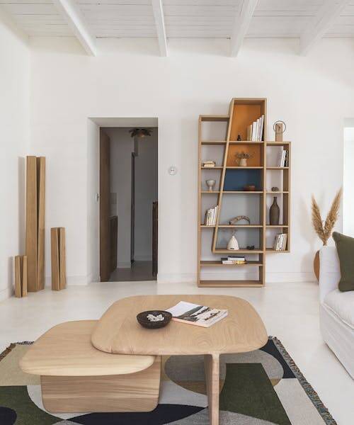 Salon avec tables gigognes et étagères en bois massif fabriquées en France par la Manufacture Drugeot.