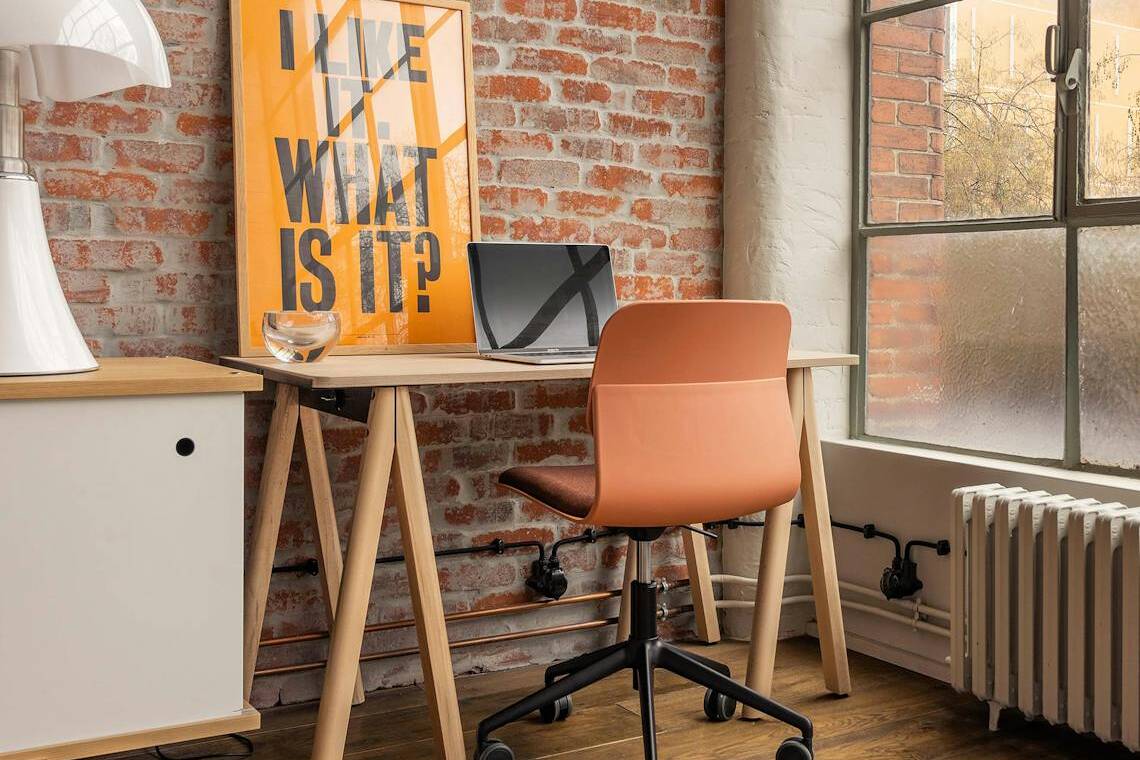 Bureau en bois et chaise terracotta design, fabriqués en France et garantis à vie.