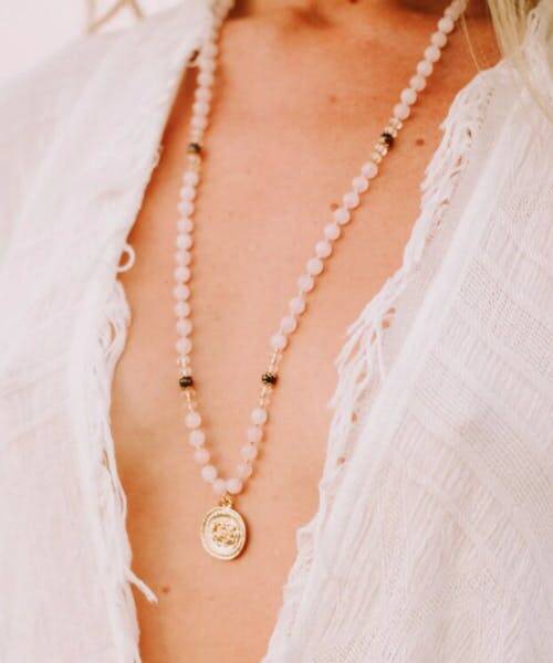 Collier ras de cou made in France en pierres naturelles, pierre lune et or plaqué 22k.