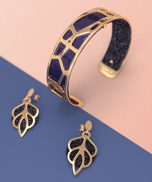 Célèbre bracelet dorée assorti de sa manchette bleue fabriqués par Les Georgettes en Ardèche.