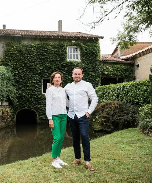 Christine Élias (descendante de la lignée) et son fils Paul Dieudonné (7ème génération) à la tête du  Moulin de la Veyssière. 