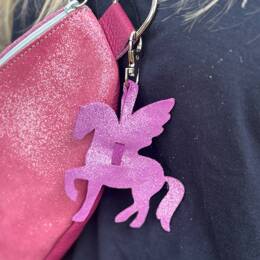 Bijou de sac Pégase en cuir pailleté
