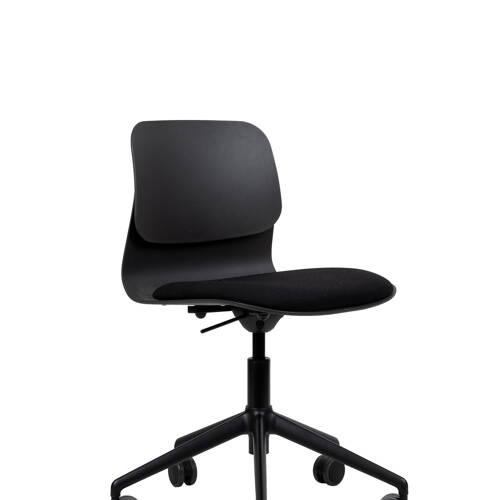 Chaise de bureau design noire pivotante sur roulettes