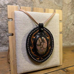 Collier en cuir et pierre sertie Gaya – Rhodonite