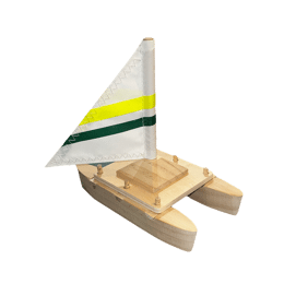 Catamaran en bois avec voile jaune et verte