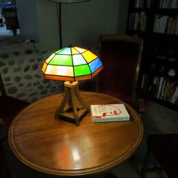 Lampe vitrail Tiffany sur pied chêne