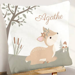 Coussin biche personnalisé – Douceur et poésie pour la chambre de bébé