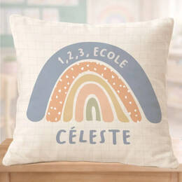 Coussin de sieste maternelle personnalisé – Arc‑en‑ciel pastel “1,2,3 école”