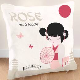 Coussin de la poupee kokeshi partant à l'école